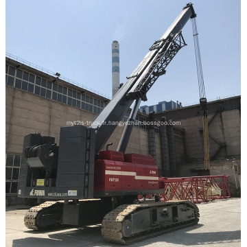 Grue télescopique sur chenilles transportant du matériel